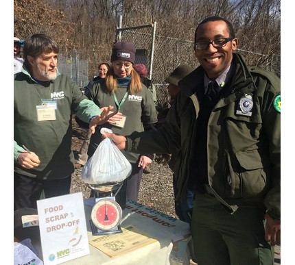 Voluntários do novo programa de compostagem de Nova York